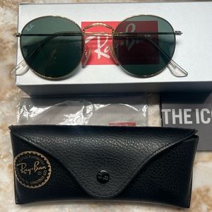 Like new Ray Ban Round Sunglasses Gold Frame
